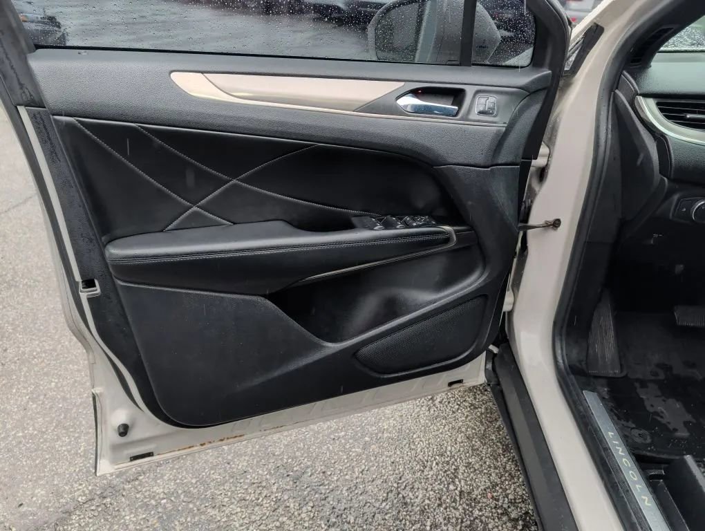 Used 2019 Lincoln MKC Select w/ Select Plus Package FWD image 24