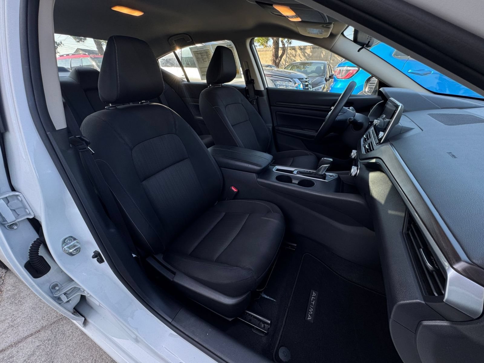 Used 2025 Nissan Altima 2.5 SV FWD image 36