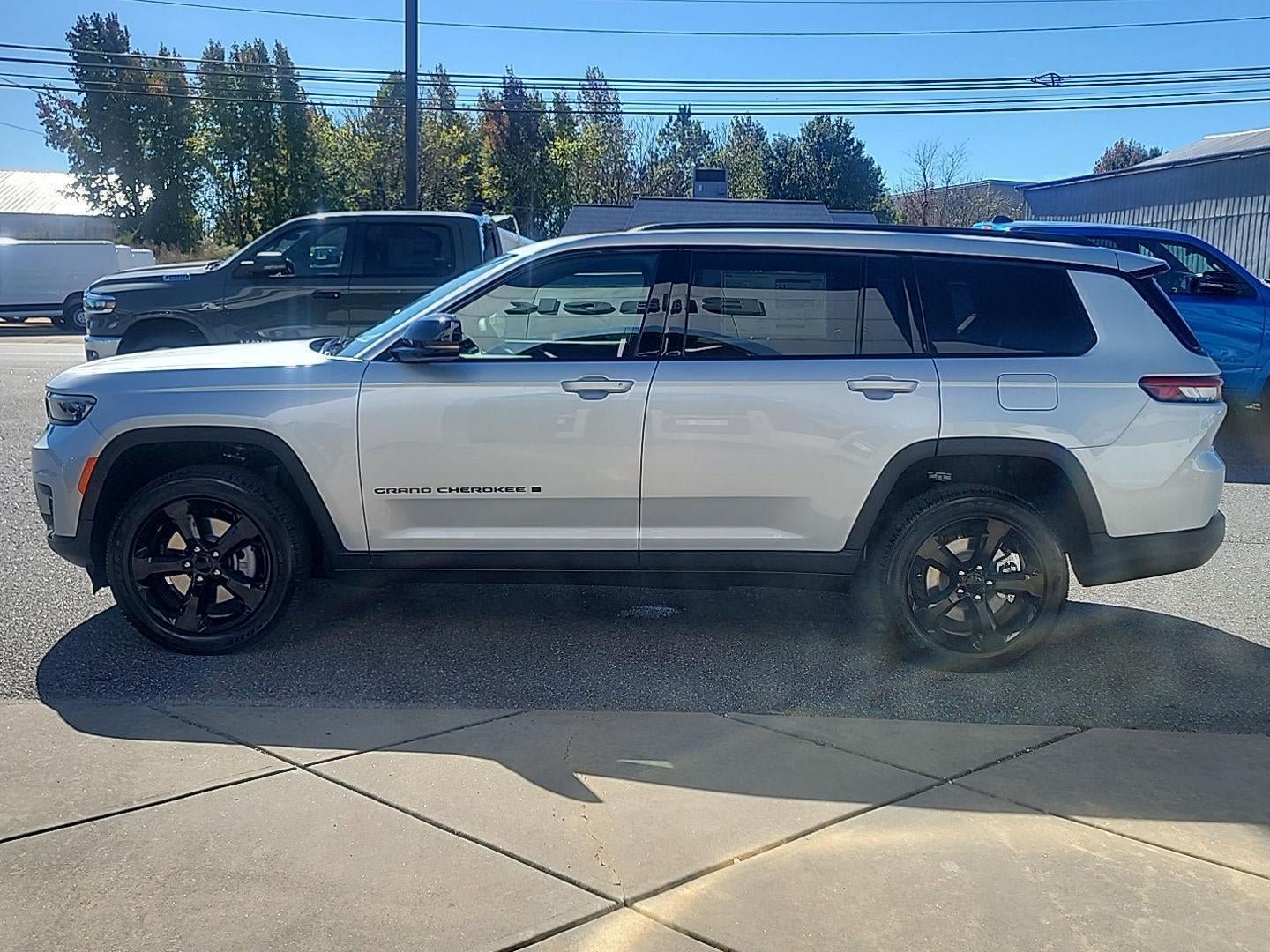New 2025 Jeep Grand Cherokee L Altitude AWD/4WD image 2