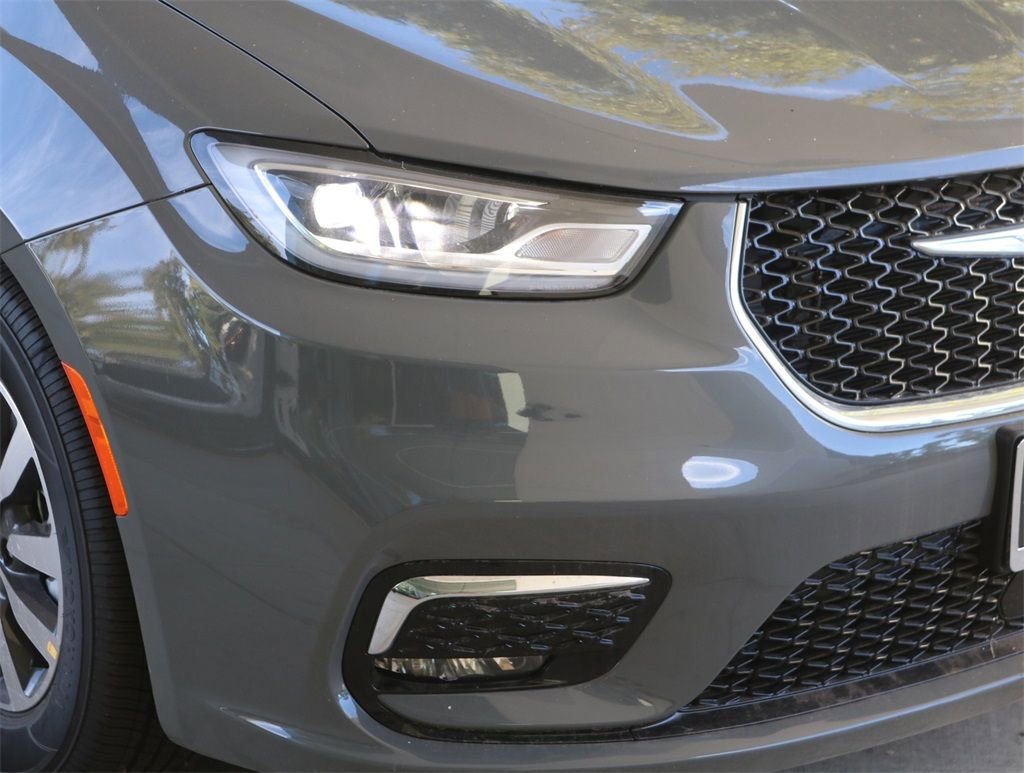 Used 2023 Chrysler Pacifica Touring-L image 2