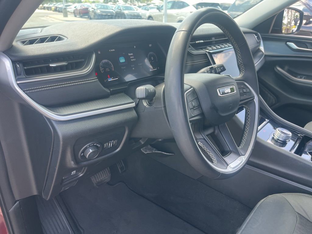 Used 2023 Jeep Grand Cherokee Laredo image 9