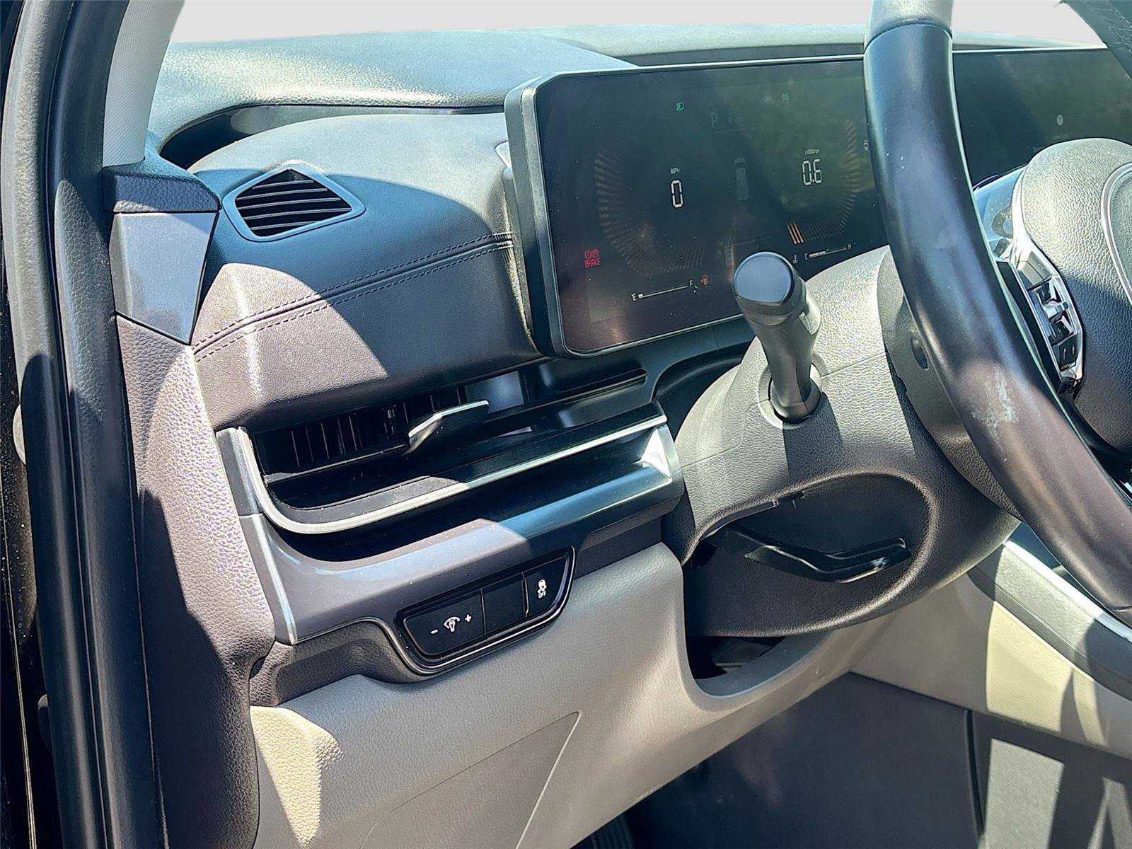 Used 2025 Kia Carnival FWD image 10