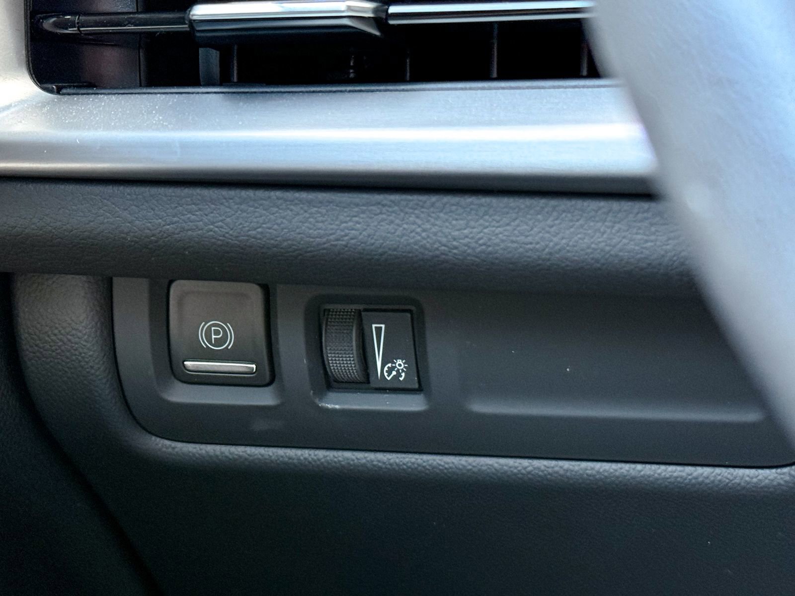 Certified 2024 Cadillac XT4 Premium Luxury w/ Technology Package image 32