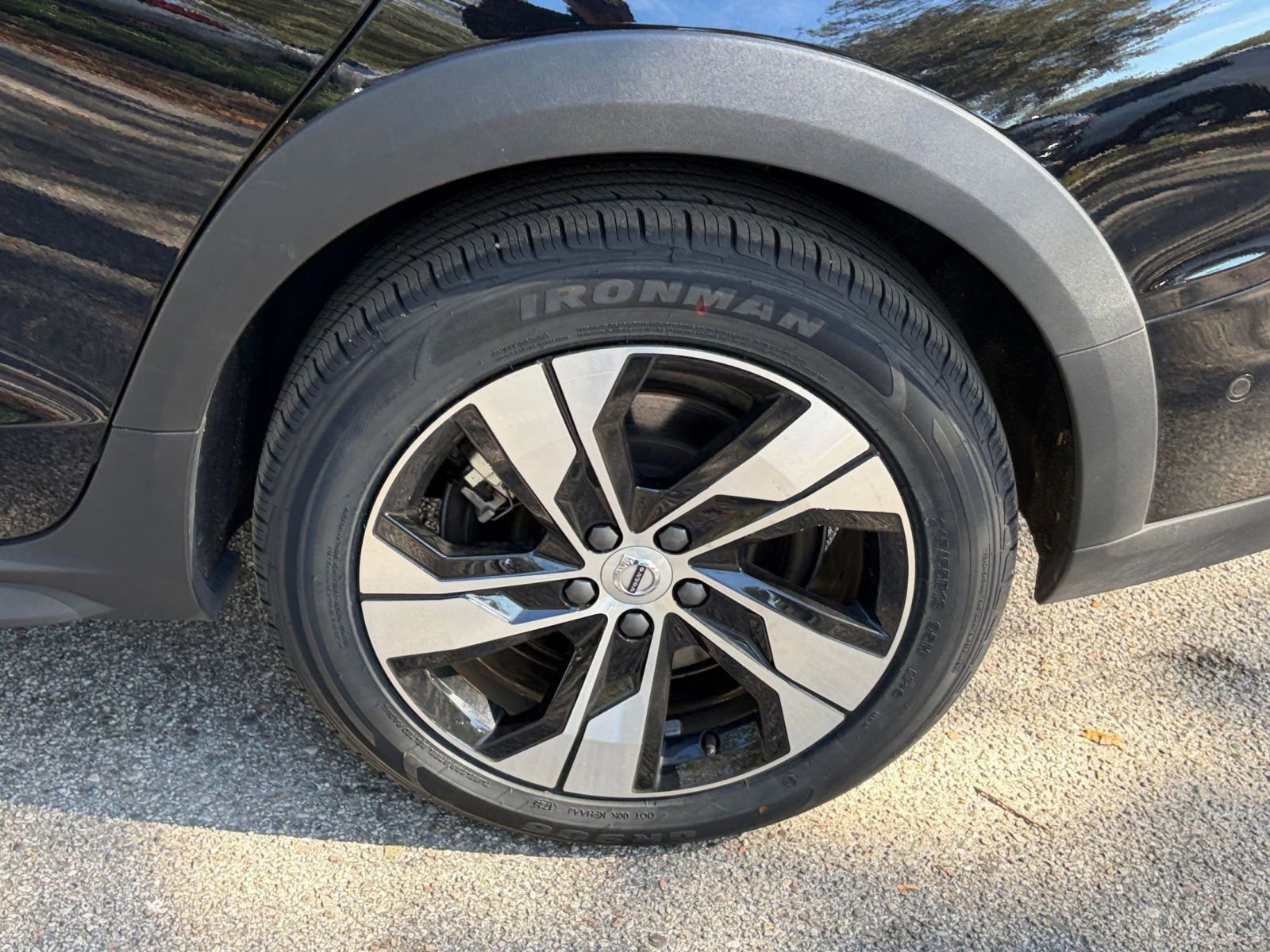 Used 2025 Volvo V60 B5 Cross Country Plus image 33