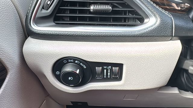 Used 2022 Chrysler Pacifica Limited image 16