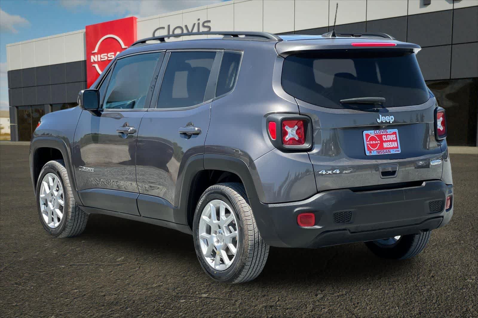 Used 2020 Jeep Renegade Latitude w/ UConnect 8.4 Nav Group AWD/4WD image 7
