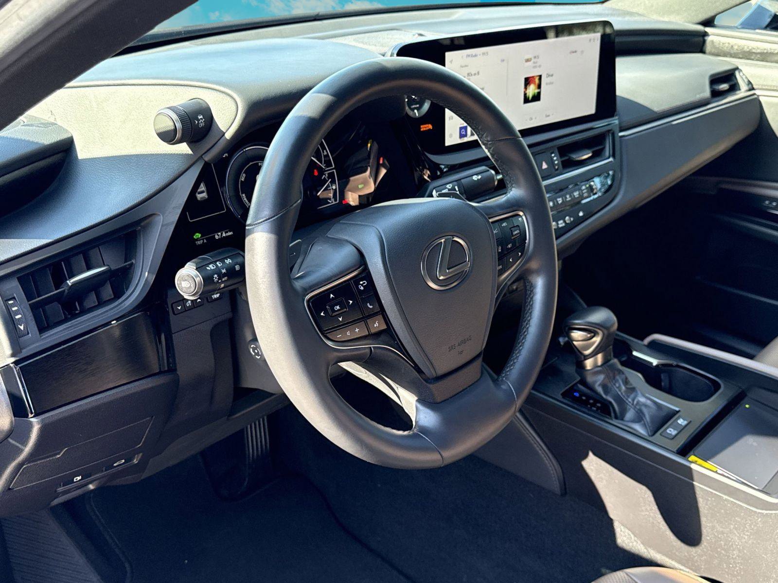 Used 2025 Lexus ES 300h image 6