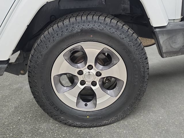 Used 2017 Jeep Wrangler Unlimited Sahara w/ Connectivity Group AWD/4WD image 27