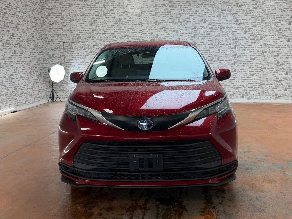 Used 2021 Toyota Sienna LE AWD/4WD image 2