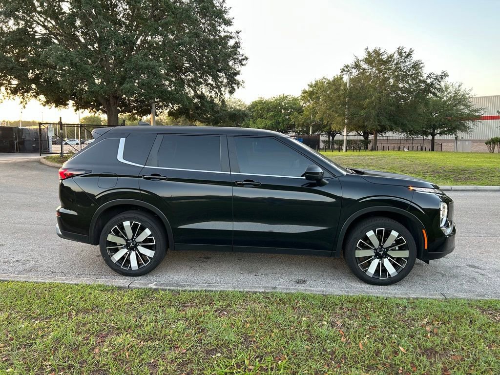 Used 2025 Mitsubishi Outlander SE image 6