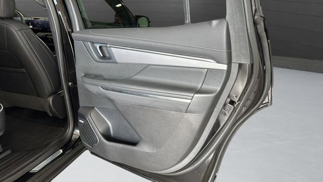 Used 2025 Buick Enclave Preferred AWD/4WD image 31