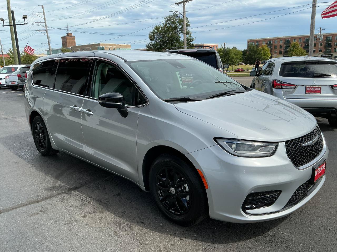 Used 2024 Chrysler Pacifica Touring-L FWD image 3