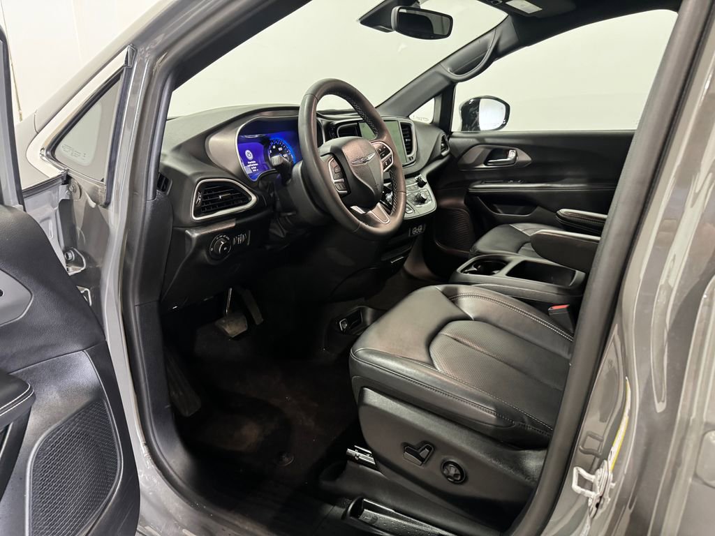 Used 2025 Chrysler Pacifica Select FWD image 15