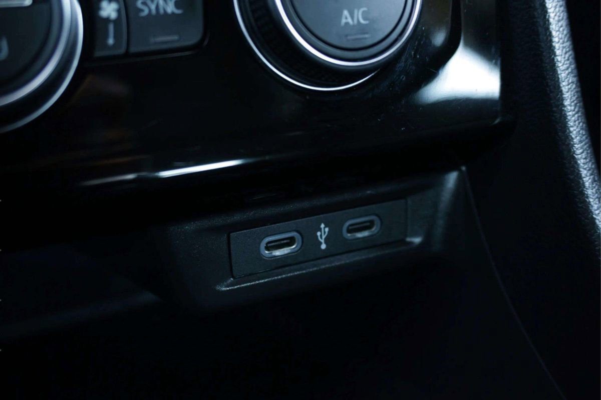 Used 2024 Volkswagen Jetta SE image 32