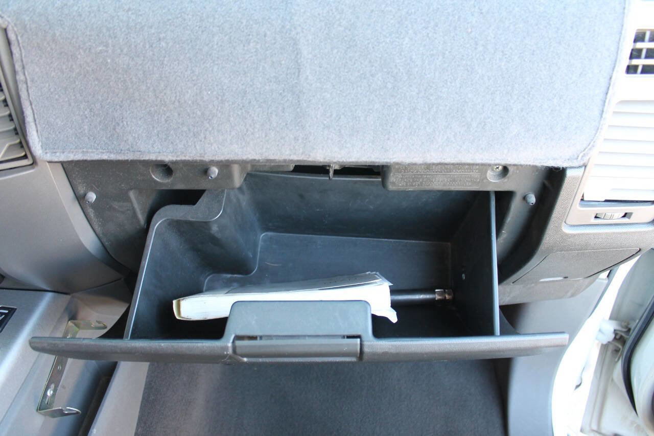 Used 2005 Nissan Titan LE w/ (R02) LE Off-Road Pkg image 32