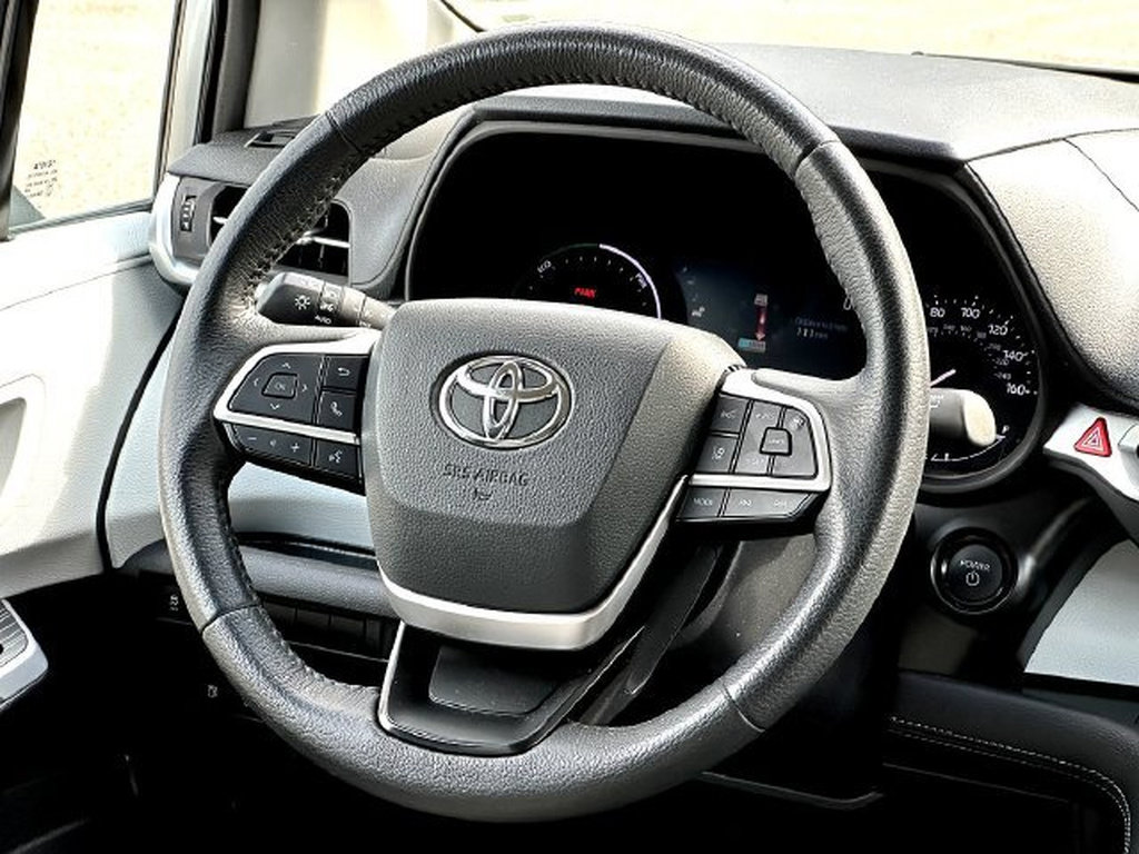 Certified 2025 Toyota Sienna XLE FWD image 31