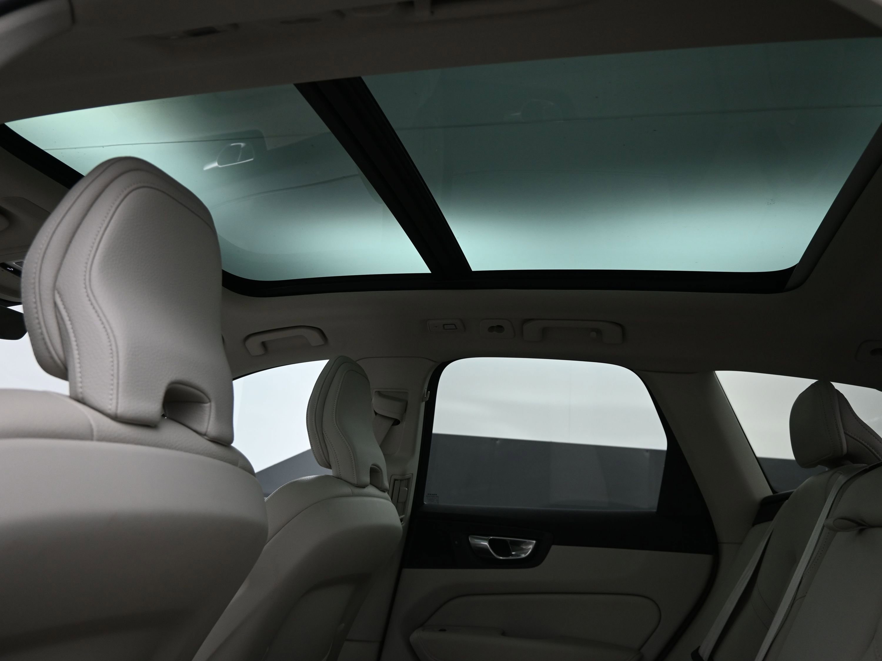 Used 2023 Volvo XC60 B5 Plus w/ Climate Package image 18