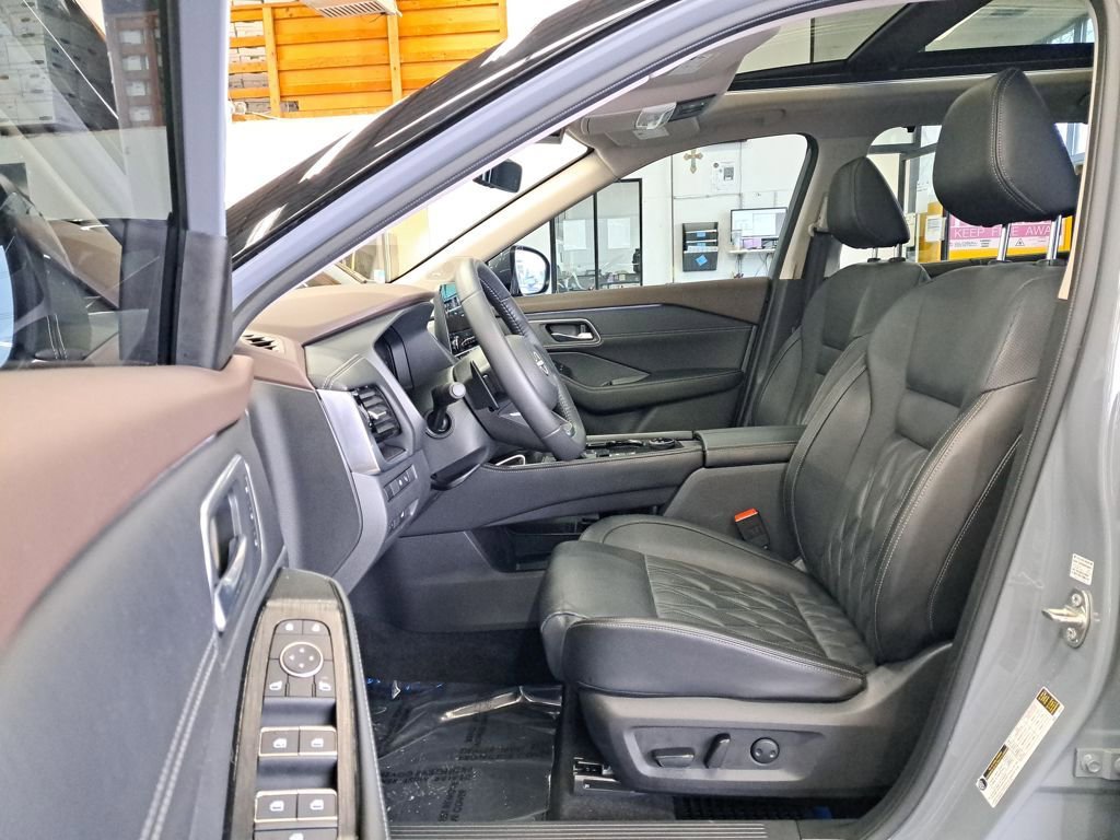 Used 2023 Nissan Rogue Platinum w/ Platinum Premium Package image 11