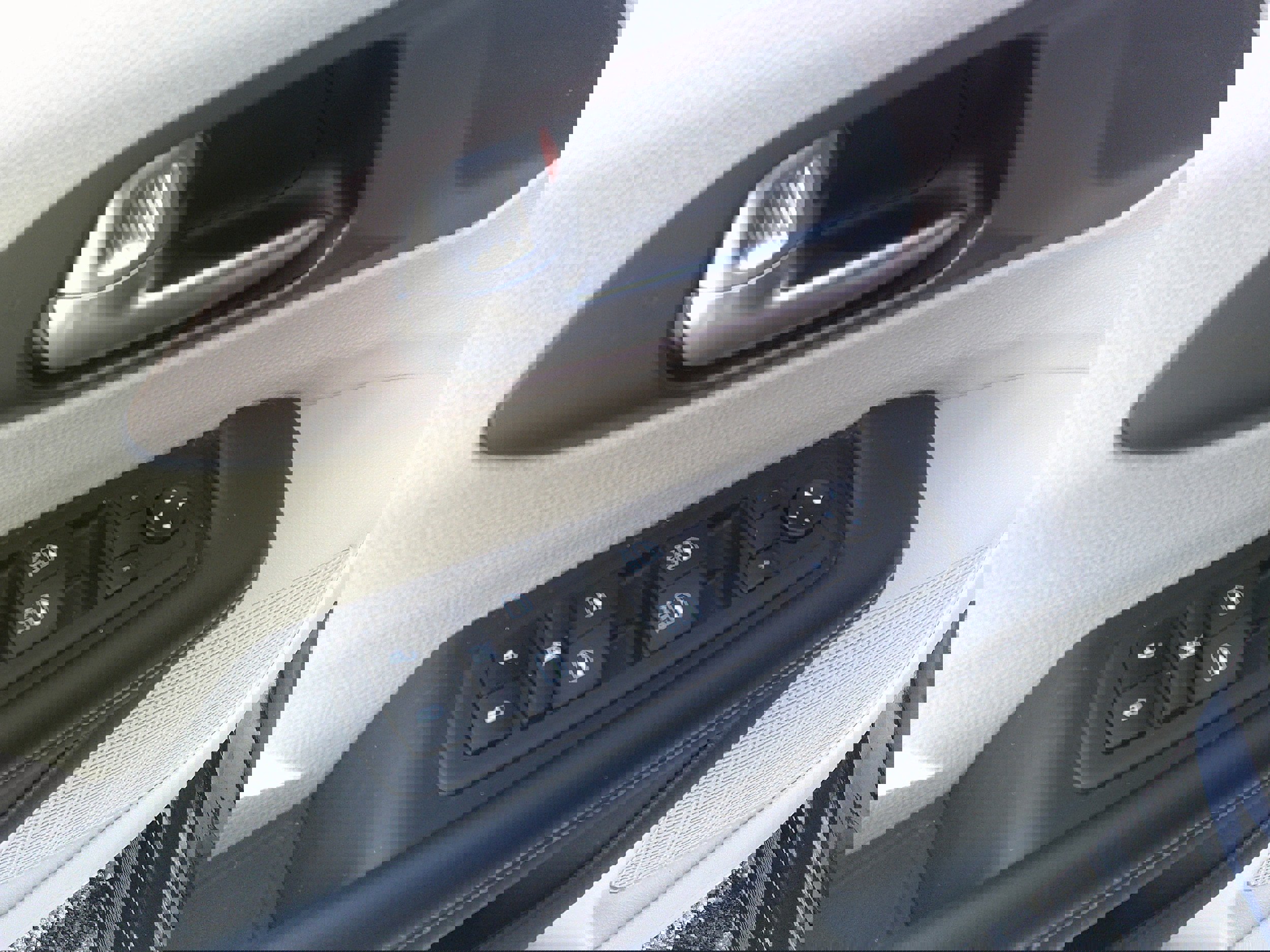 Used 2024 Chrysler Voyager LX image 16