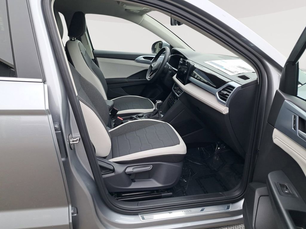 New 2025 Volkswagen Taos SE image 18
