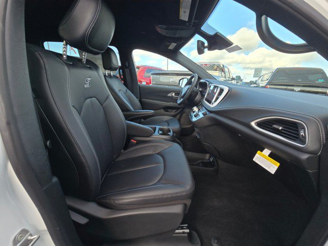 New 2026 Chrysler Pacifica Select w/ S Appearance Package FWD image 12