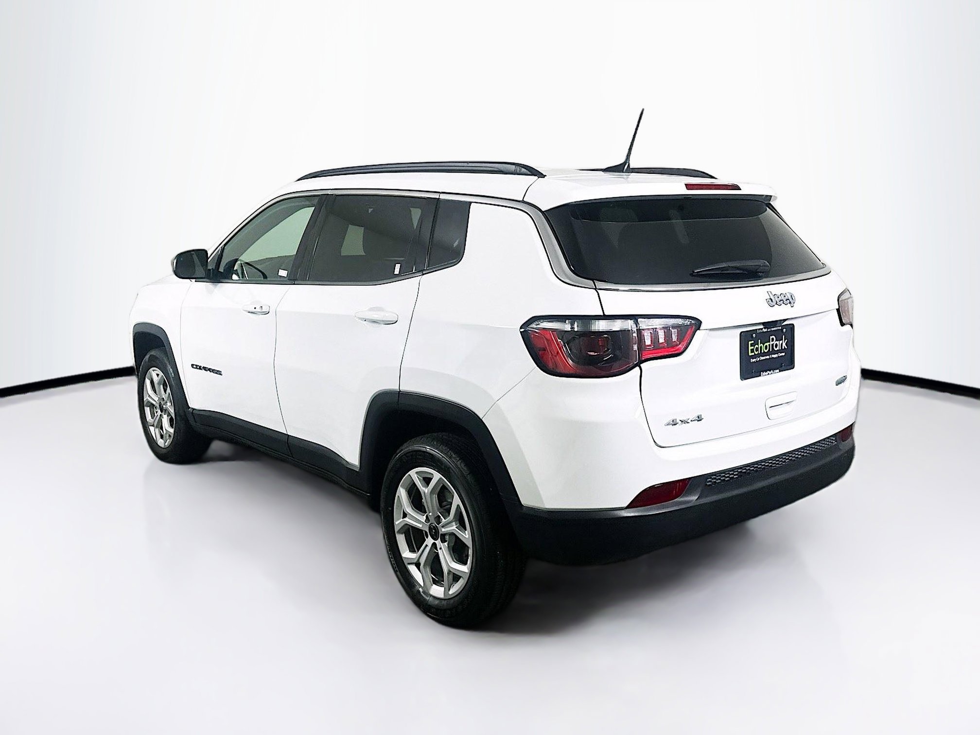 Used 2025 Jeep Compass Latitude AWD/4WD image 5