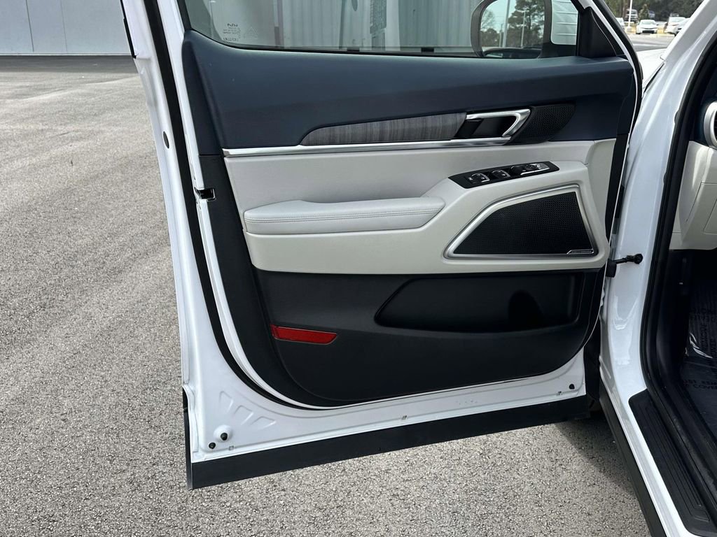 Used 2024 Kia Telluride EX w/ EX Captain's Chair Package image 5