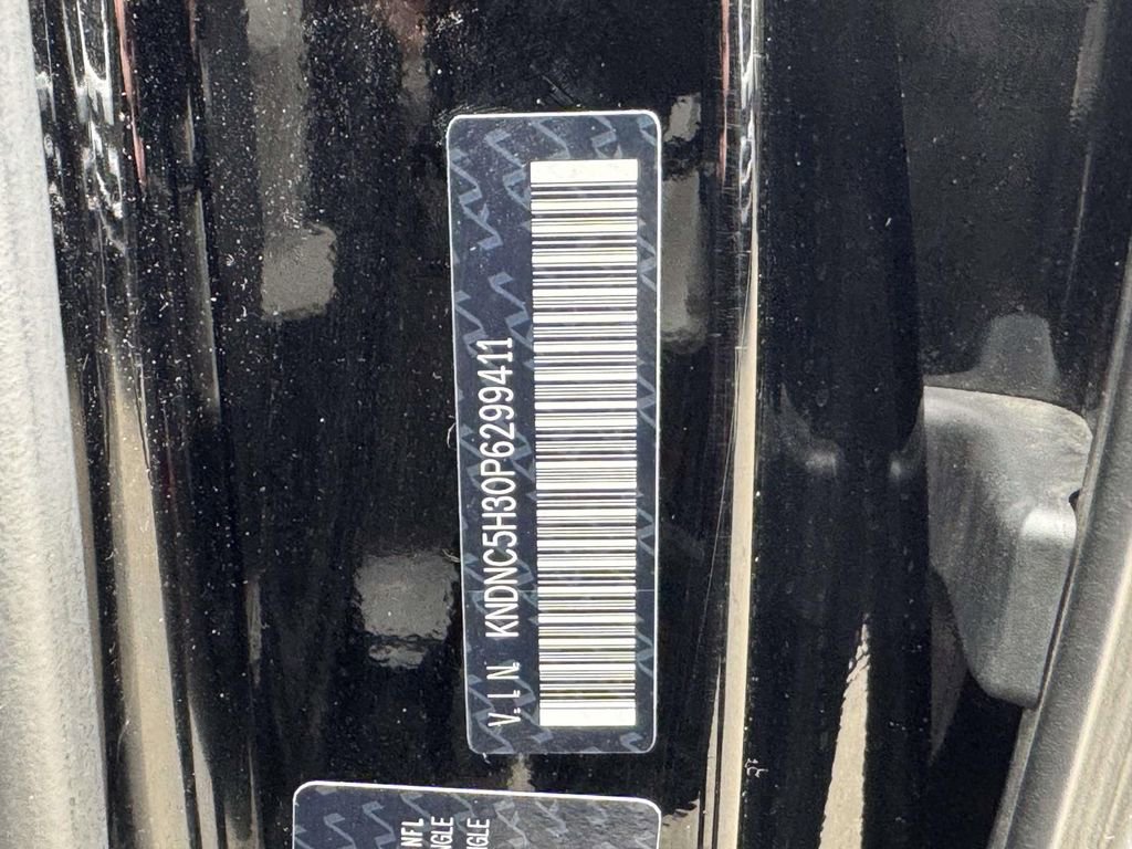 Used 2023 Kia Carnival EX image 18