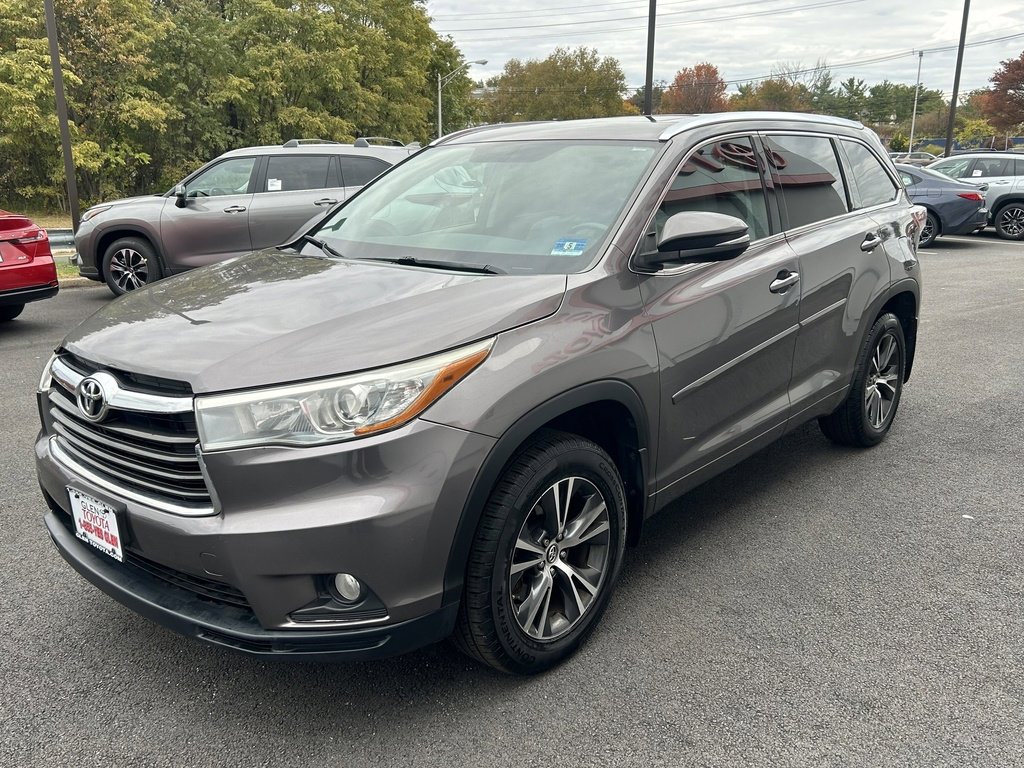Used 2016 Toyota Highlander XLE image 2