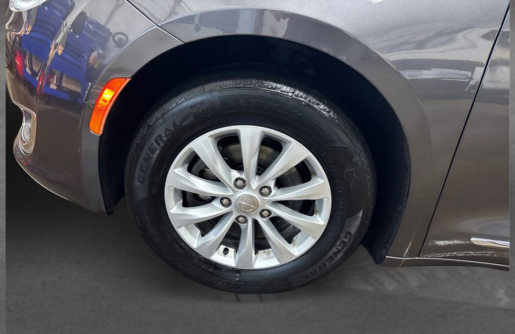 Used 2019 Chrysler Pacifica Touring-L image 12