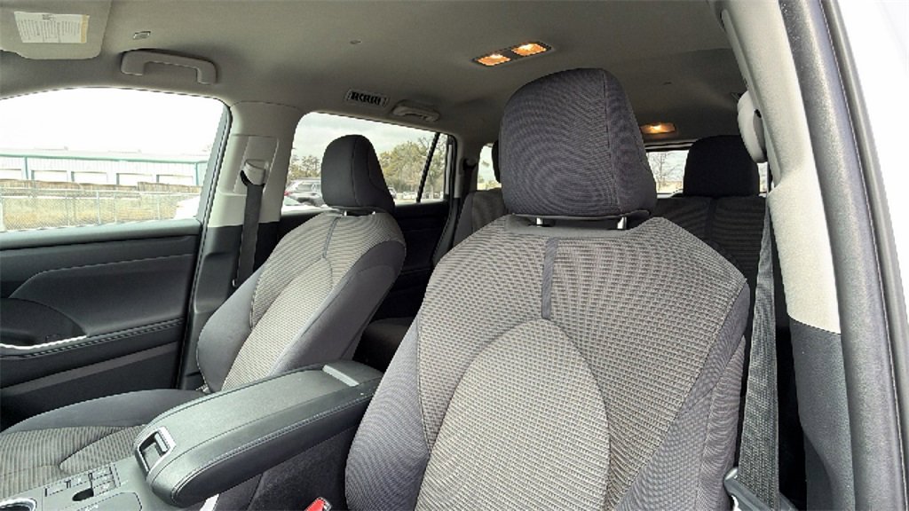 Used 2024 Toyota Highlander LE image 21