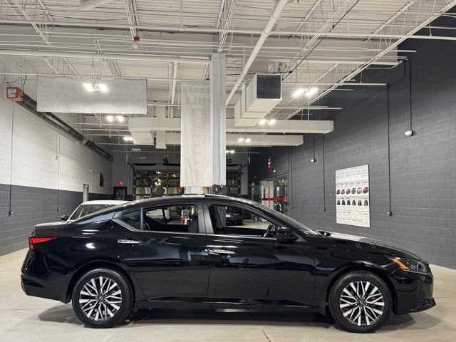 Used 2023 Nissan Altima 2.5 SV w/ SV Premium Package image 4