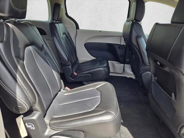 Used 2023 Chrysler Pacifica Touring-L image 18