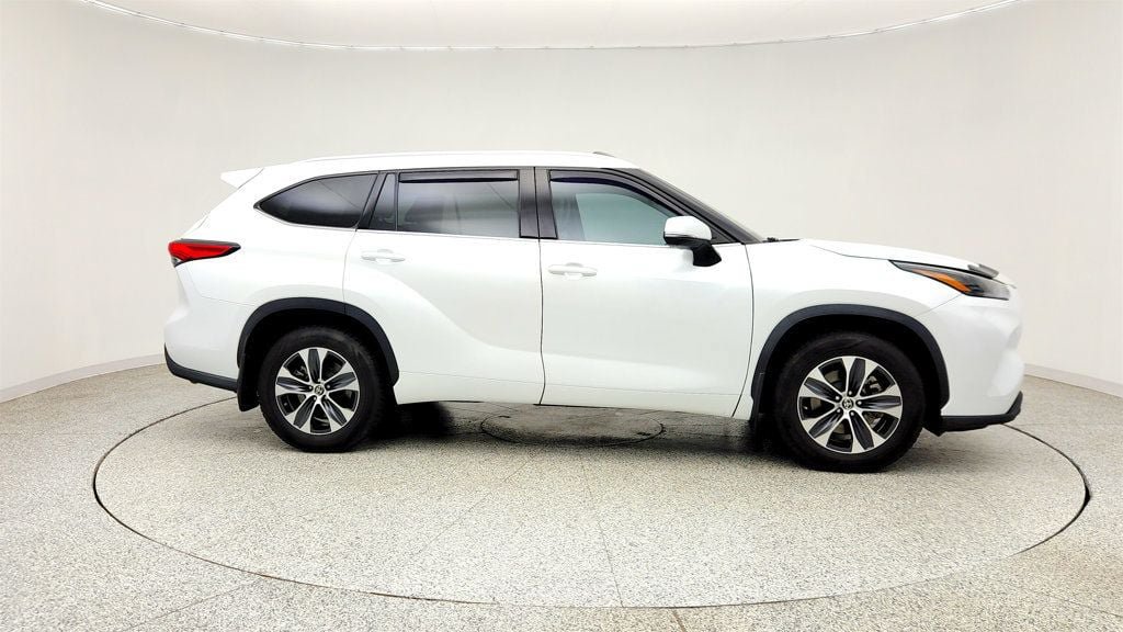 Used 2022 Toyota Highlander XLE AWD/4WD image 4