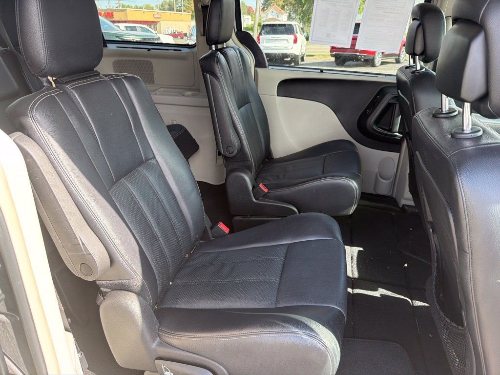 Used 2015 Chrysler Town & Country Touring-L w/ Driver Convenience Group FWD image 12