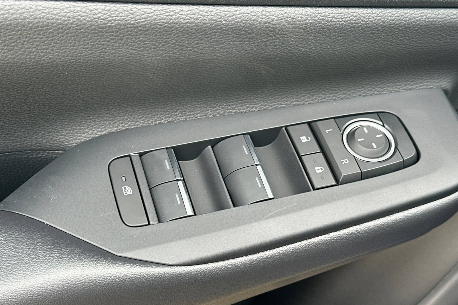 New 2026 Toyota Prius Plug-In Hybrid FWD image 12