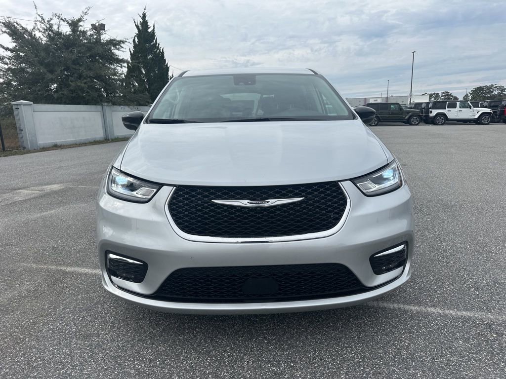 Used 2024 Chrysler Pacifica Touring-L image 2