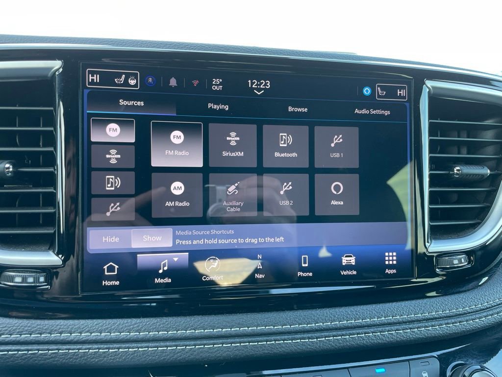 Used 2025 Chrysler Pacifica Limited image 17