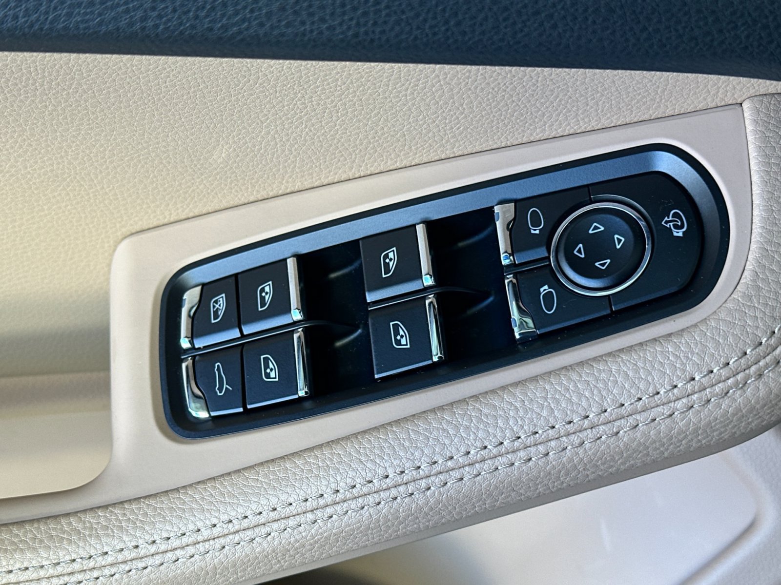 Certified 2026 Porsche Macan AWD/4WD image 13