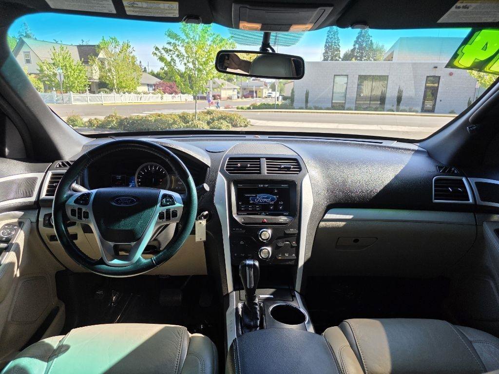 Used 2014 Ford Explorer XLT w/ Equipment Group 202A FWD image 9