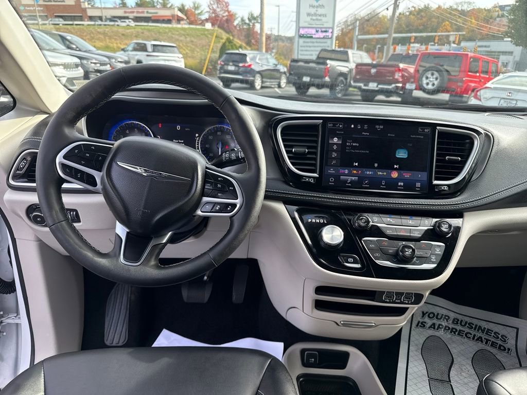 Used 2024 Chrysler Pacifica Touring-L image 16