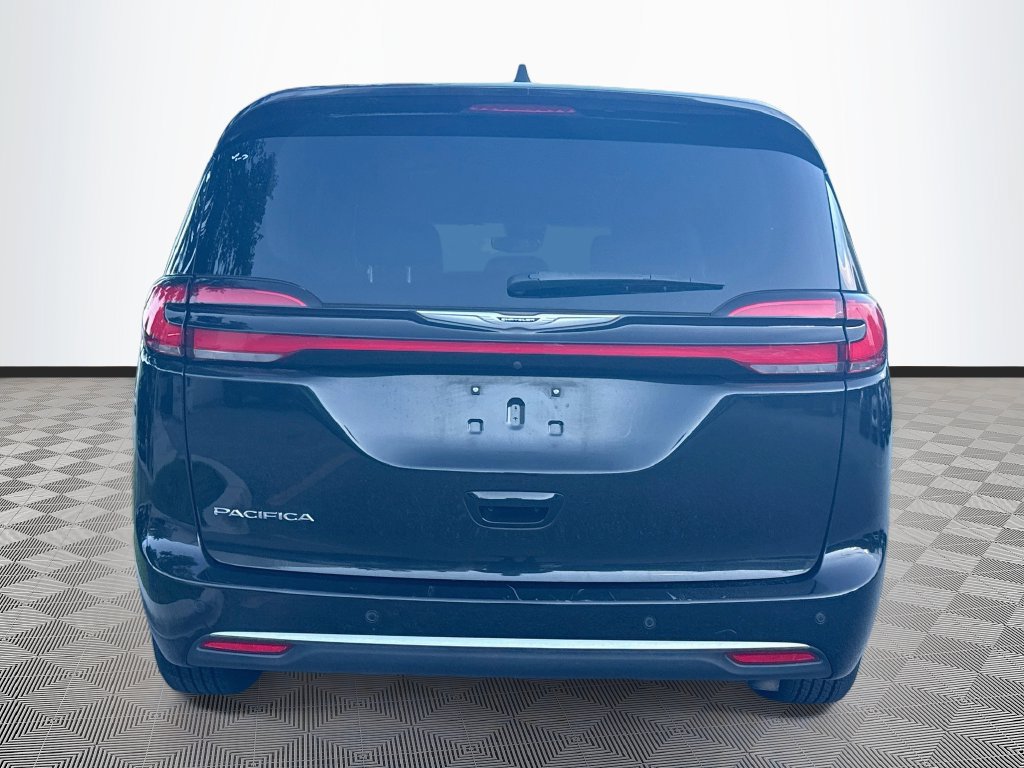 Used 2023 Chrysler Pacifica Touring-L FWD image 7