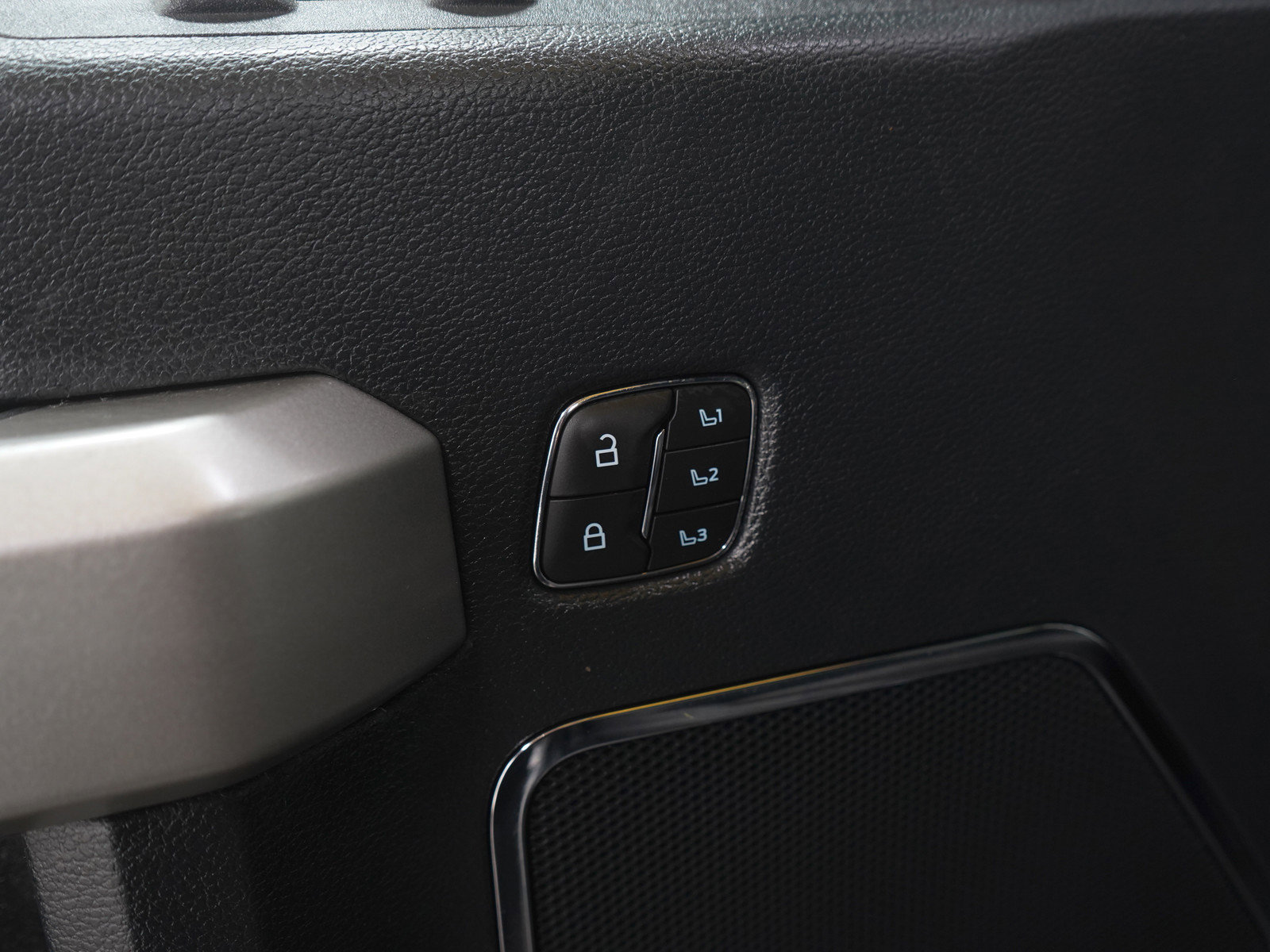 Used 2022 Ford F250 Lariat w/ Black Appearance Package image 24