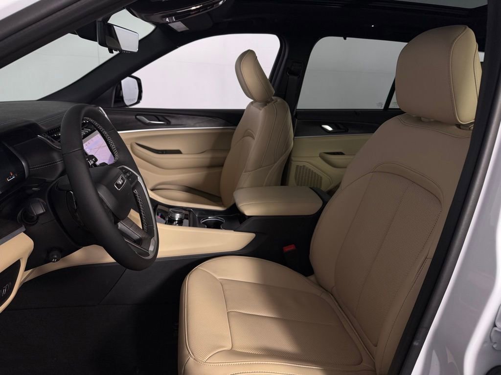 Used 2025 Jeep Grand Cherokee Limited w/ Luxury Tech Group II image 22