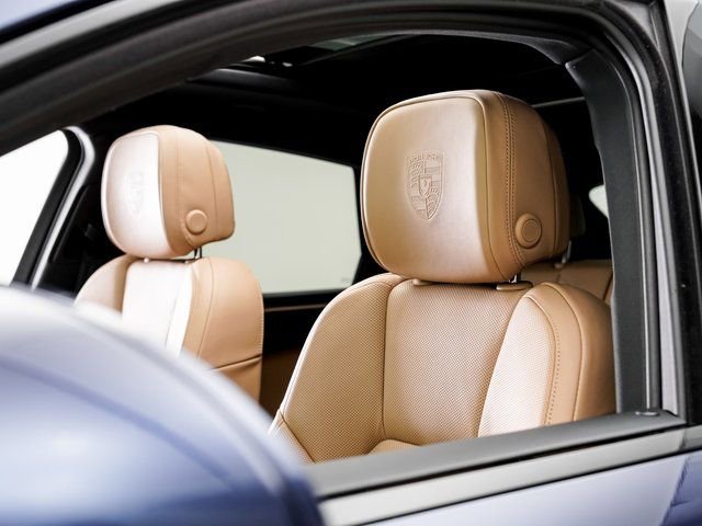 Certified 2025 Porsche Macan image 10