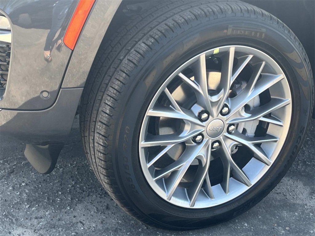 New 2025 Jeep Grand Cherokee Summit image 9