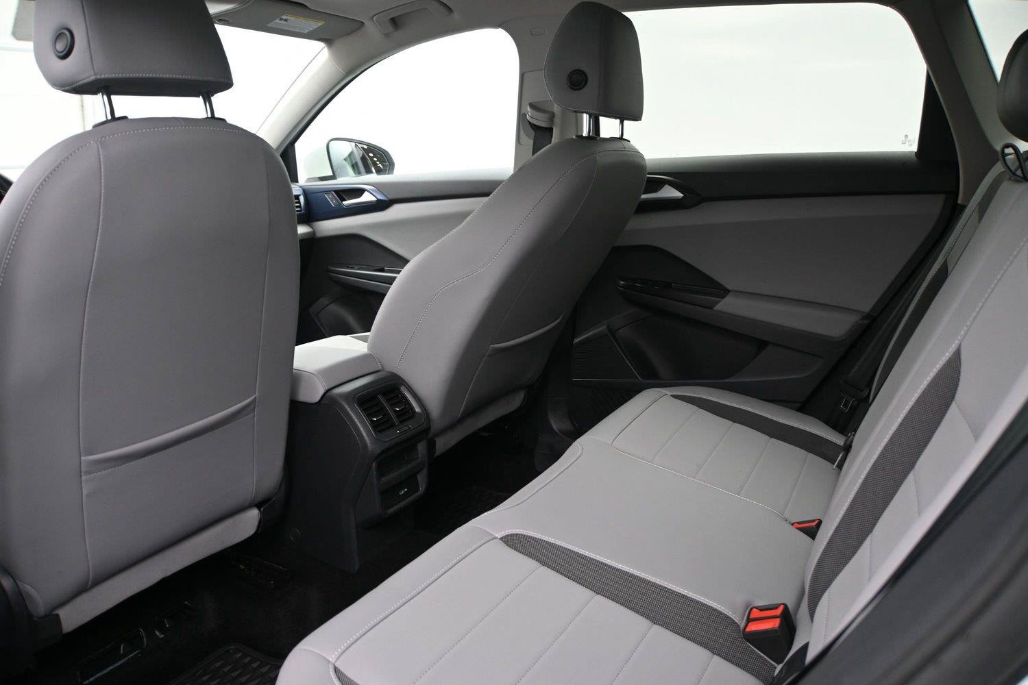 Used 2023 Volkswagen Taos SE w/ Panoramic Sunroof Package FWD image 11