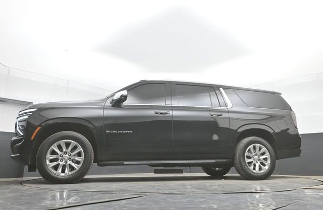 Used 2025 Chevrolet Suburban Premier AWD/4WD image 30