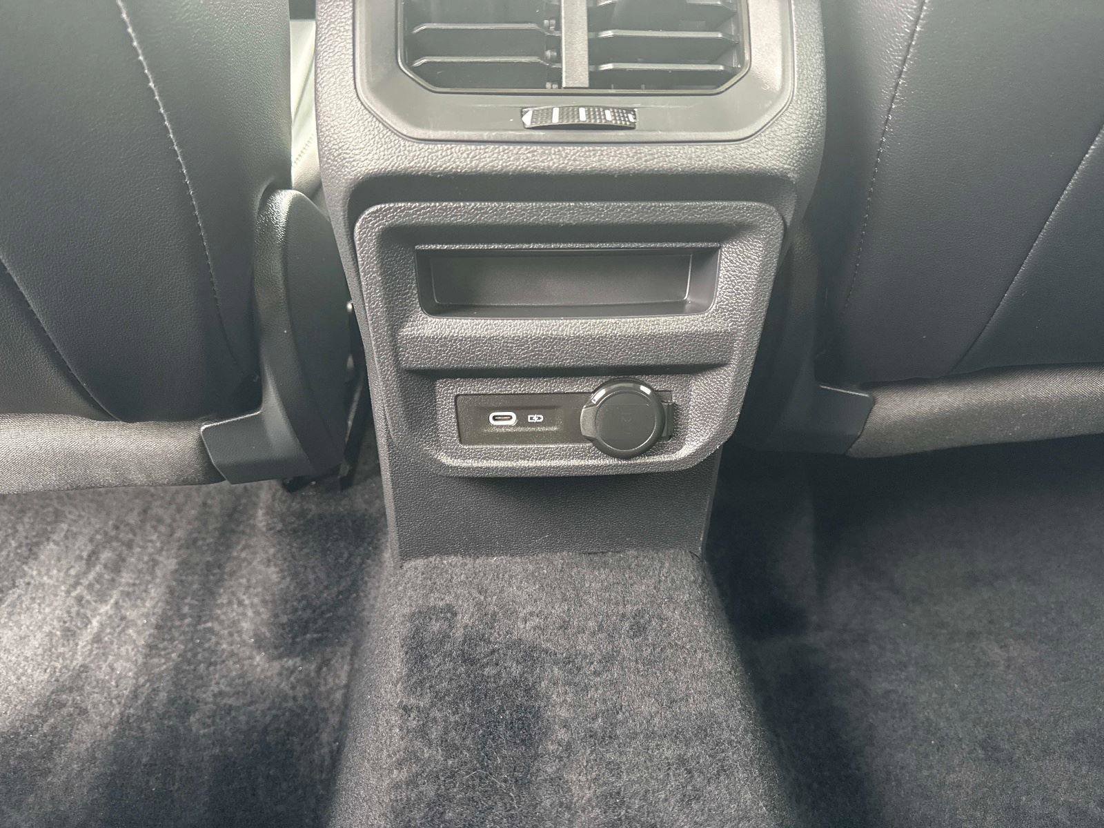 Used 2022 Volkswagen Tiguan SE w/ Panoramic Sunroof Package image 16