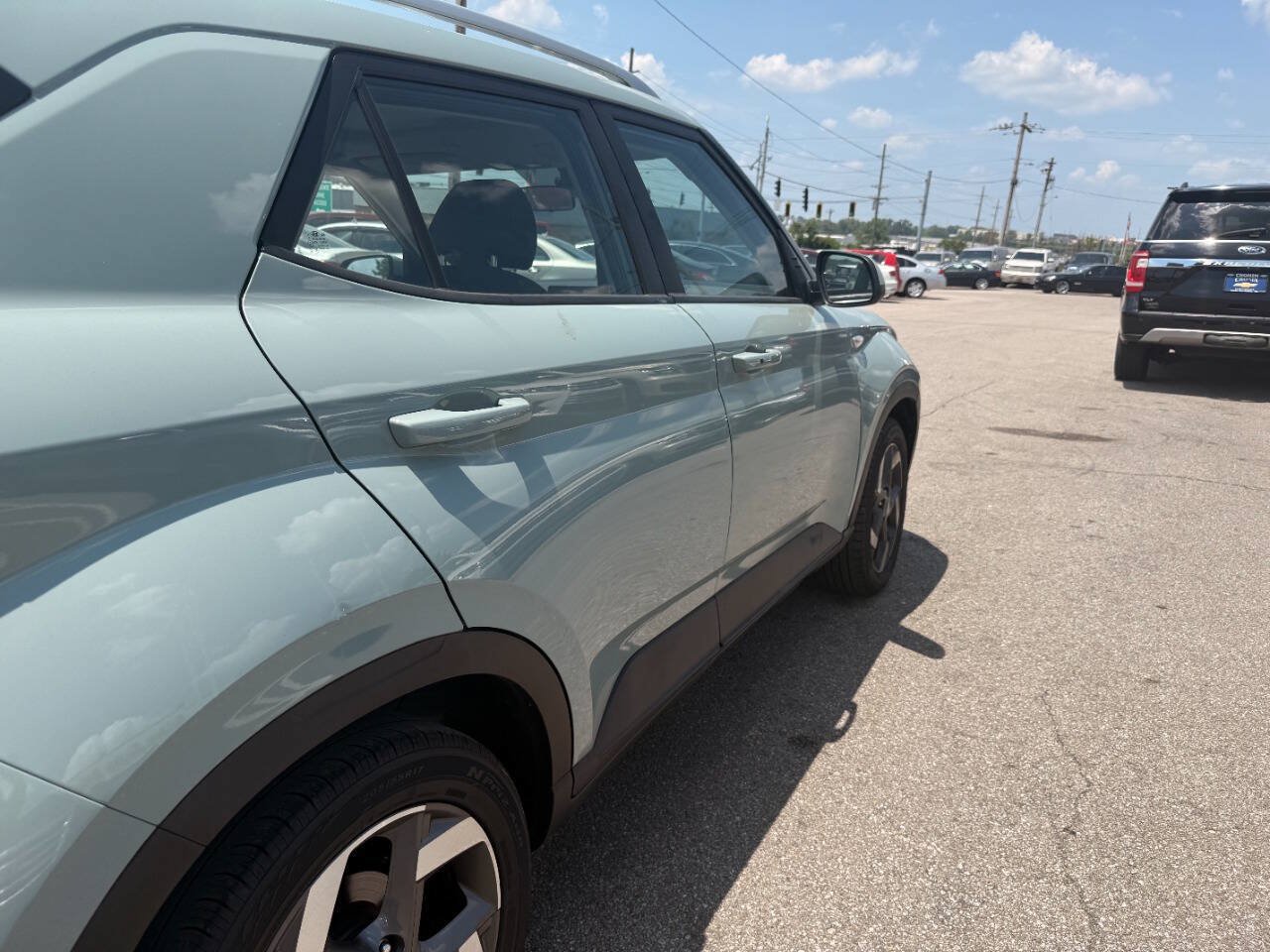 Used 2025 Hyundai Venue SEL FWD image 31
